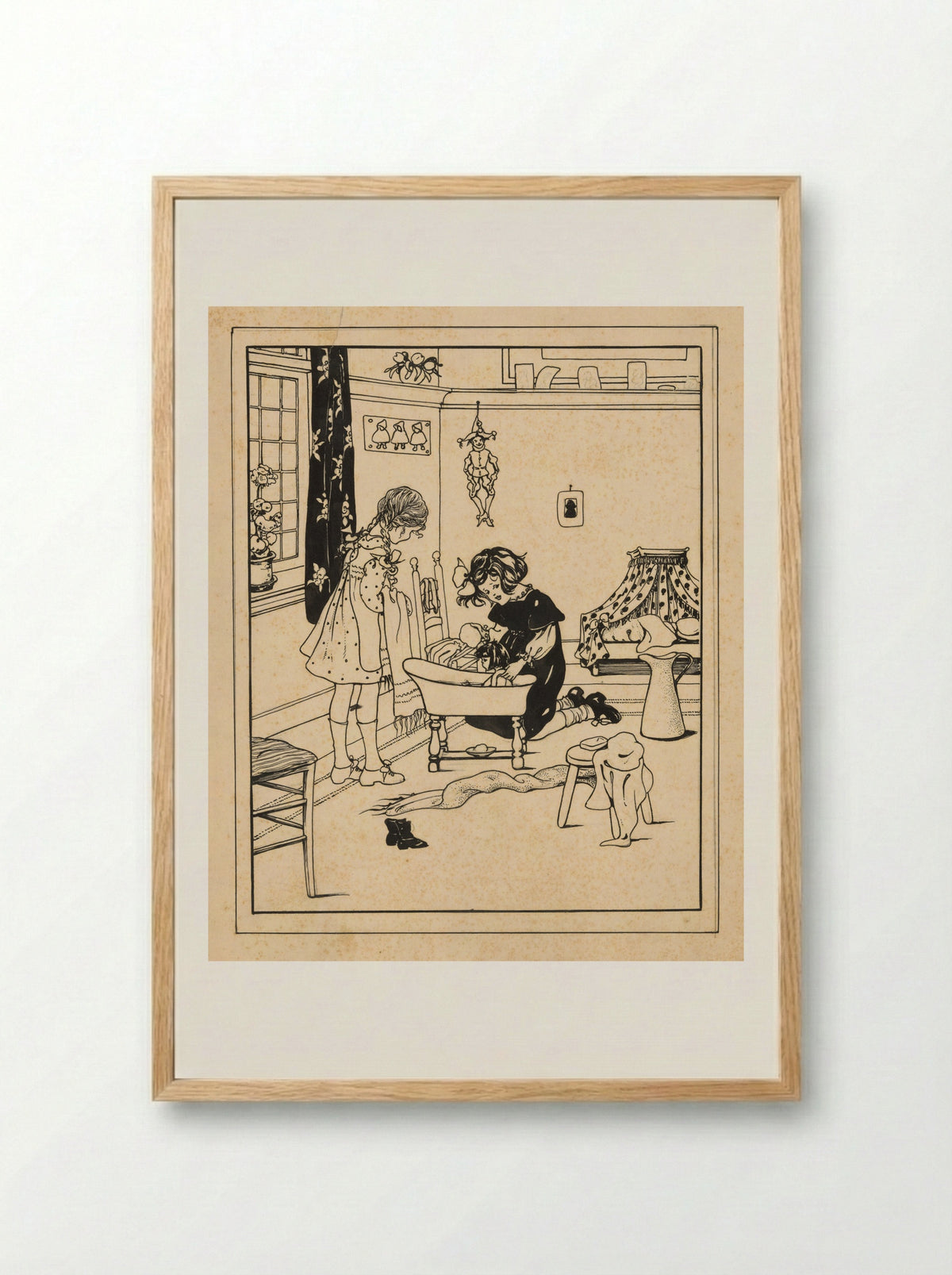 Twee meisjes doen een pop in bad - Nelly Spoor - Framed Print Wood