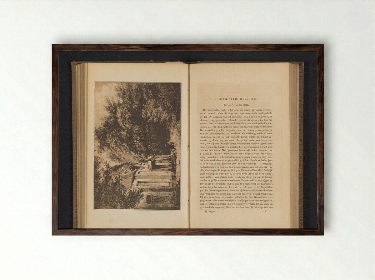 Twee mensen voor de entree van een huis in een bos - L.P. van der Beek - Framed Print Dark Wood