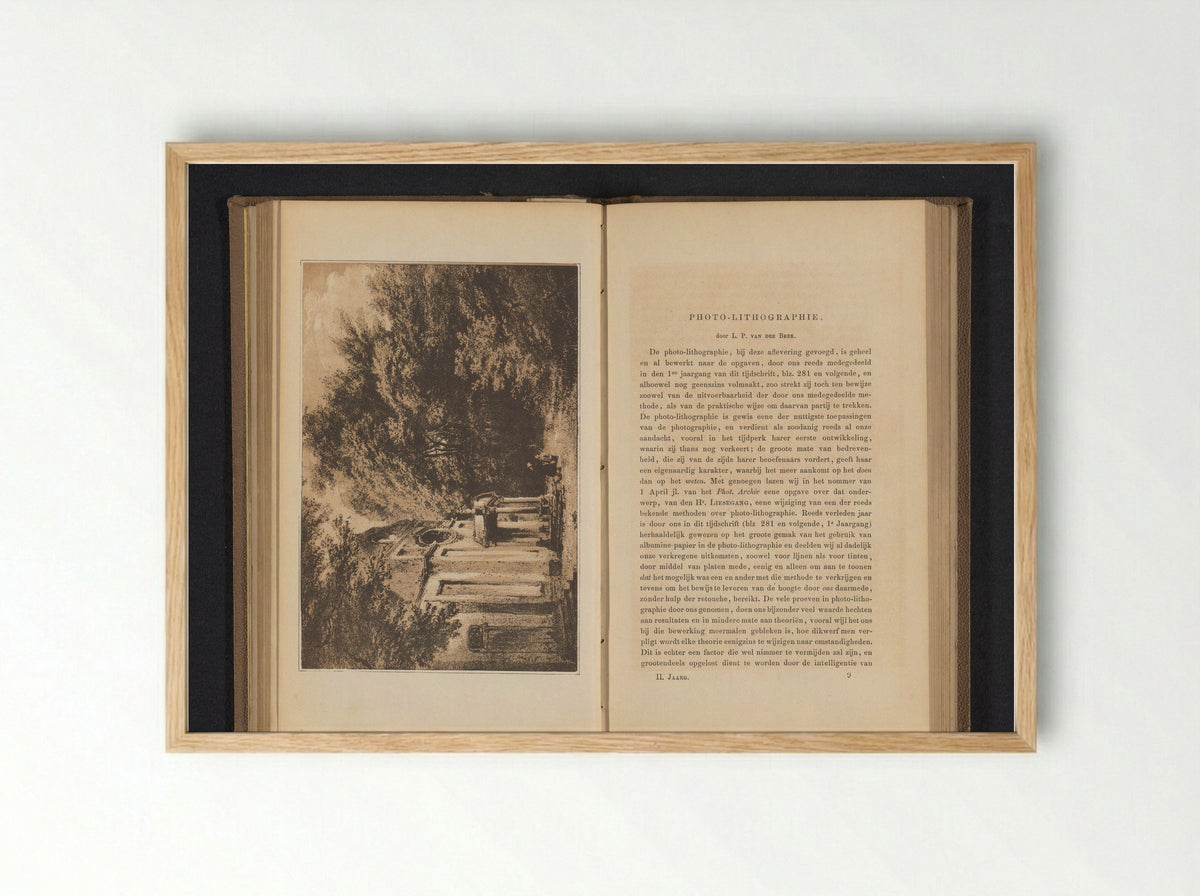 Twee mensen voor de entree van een huis in een bos - L.P. van der Beek - Framed Print Wood
