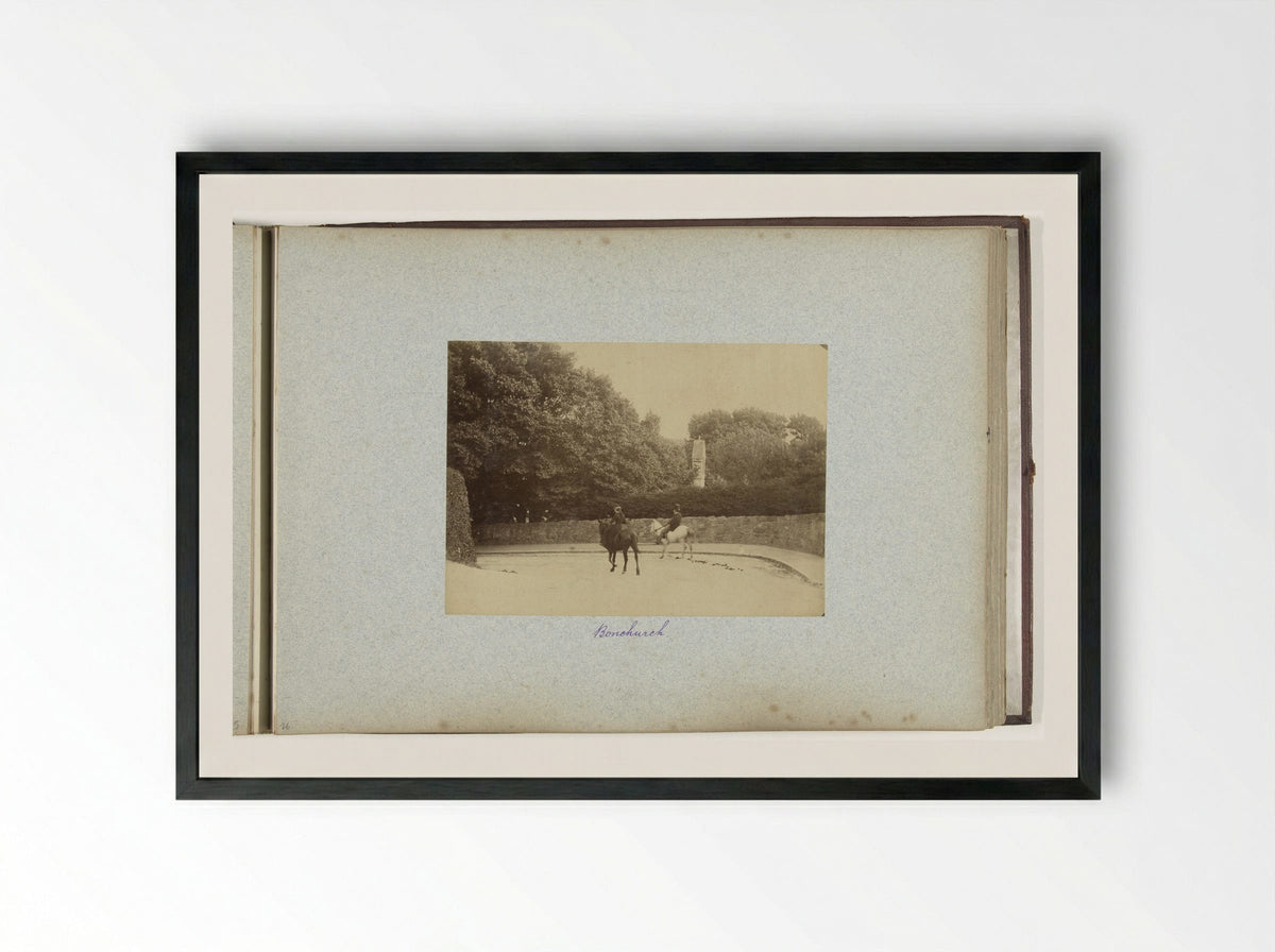 Twee ruiters op straat in Bonchurch - Henry Pauw van Wieldrecht - Framed Print Black