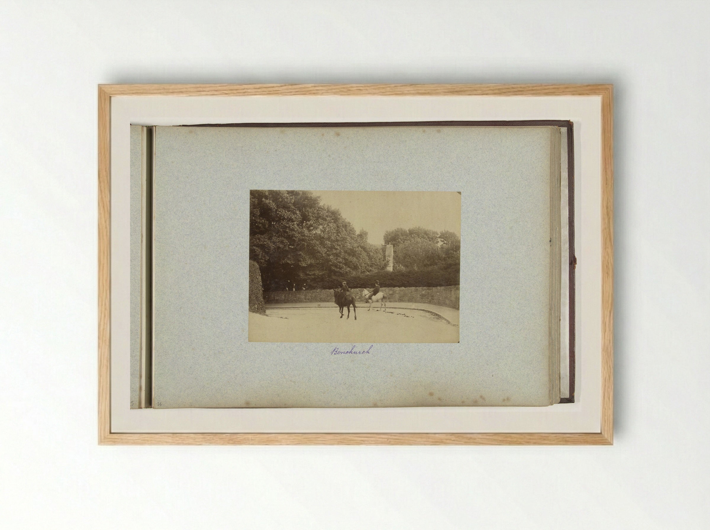 Twee ruiters op straat in Bonchurch - Henry Pauw van Wieldrecht - Framed Print Wood