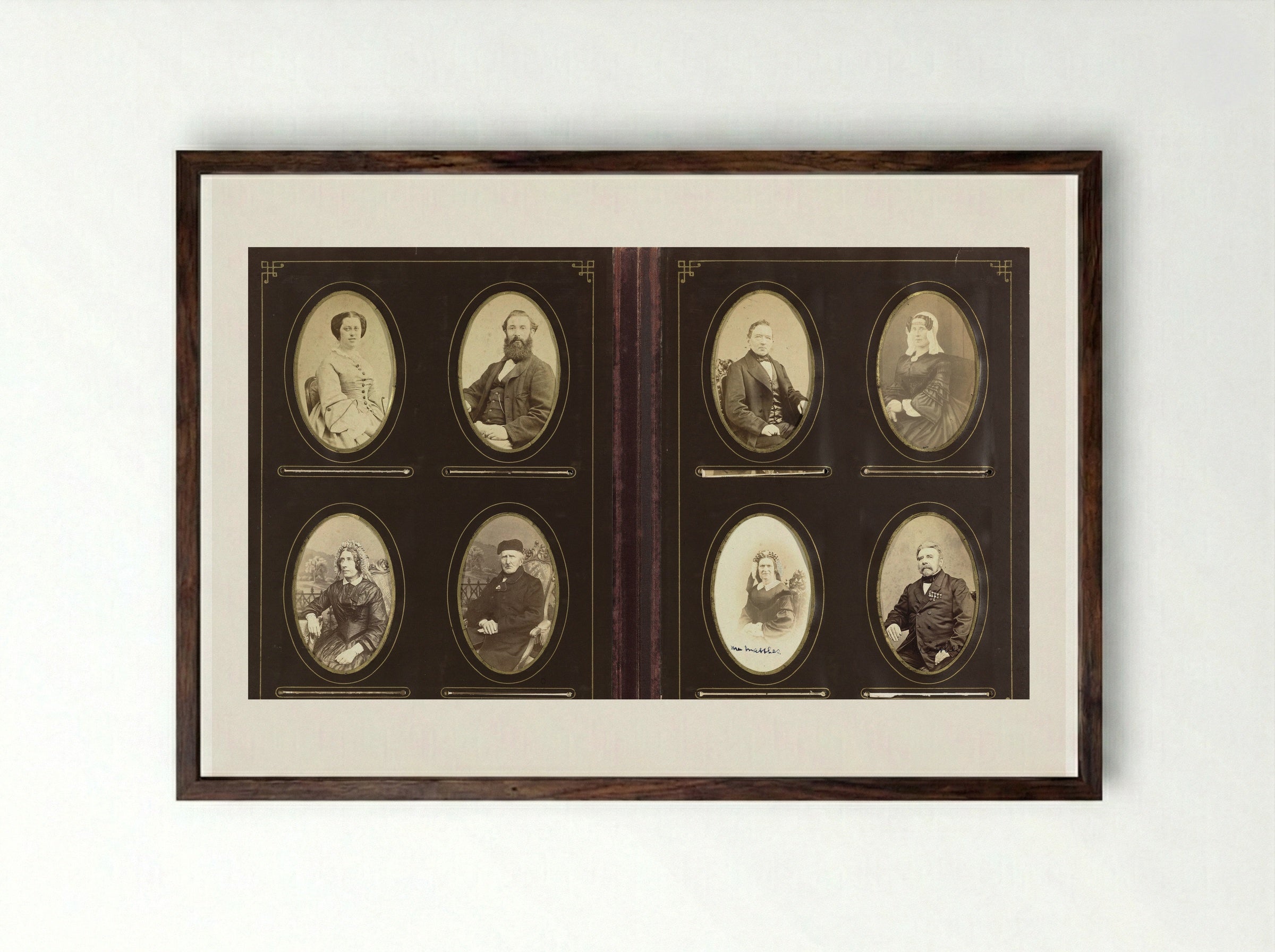 Untitled (Family Portrait Album Page) - Diverse vervaardigers - Framed Print Dark Wood