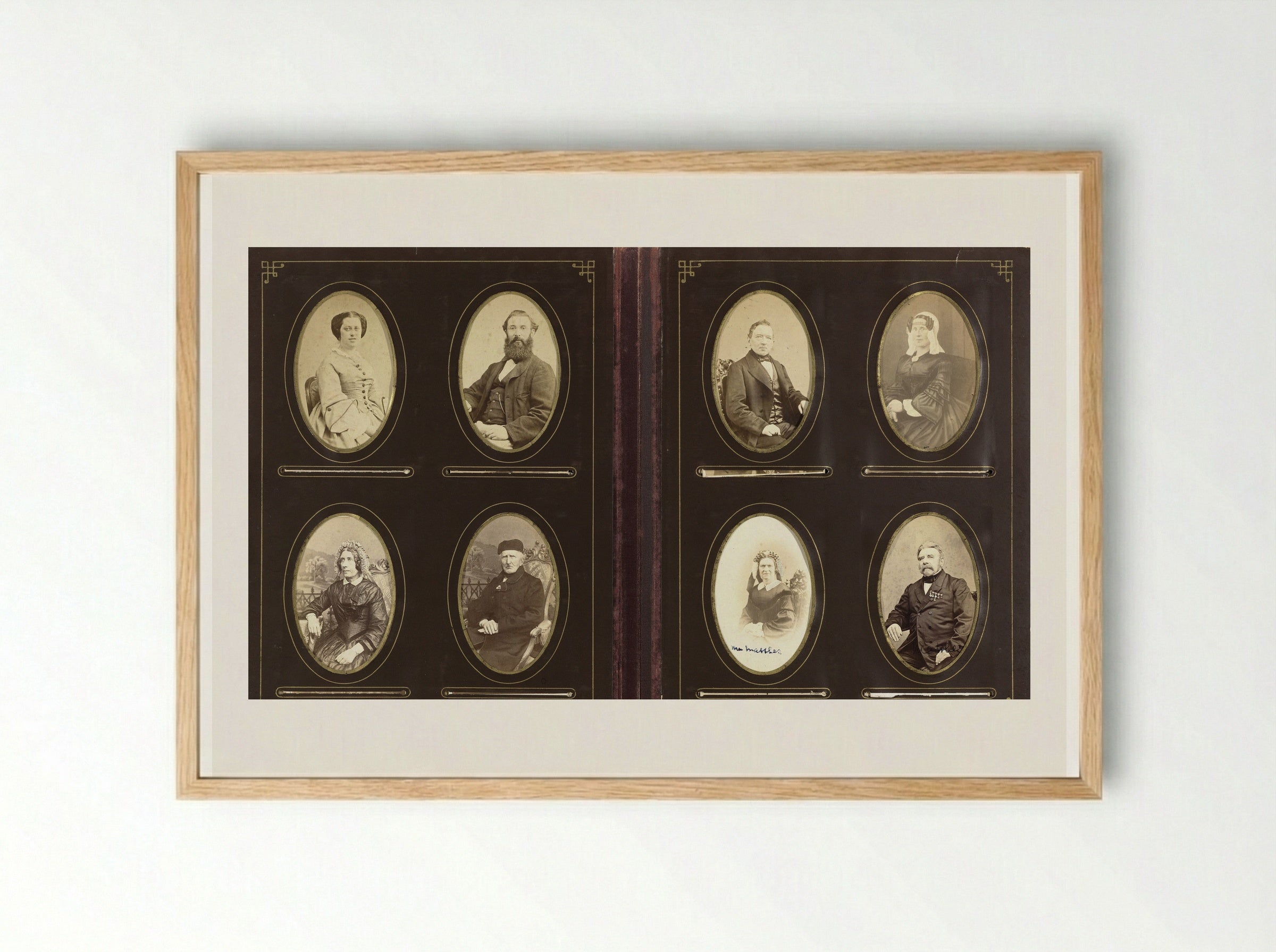 Untitled (Family Portrait Album Page) - Diverse vervaardigers - Framed Print Wood