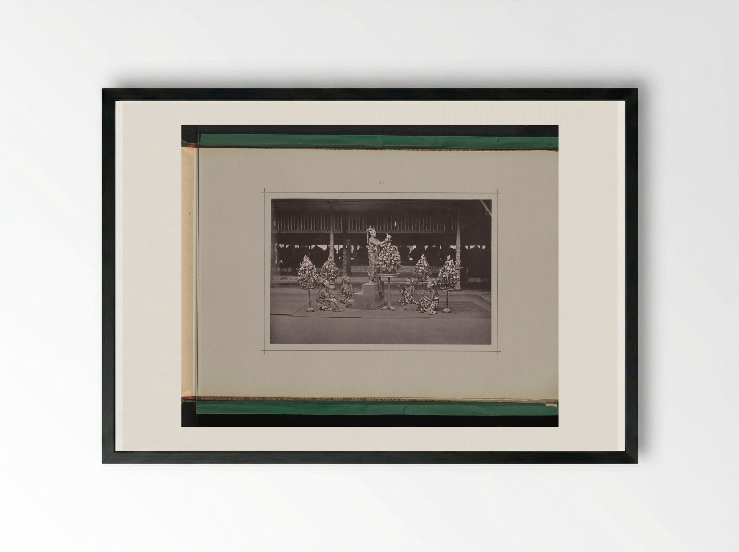 Vijf jonge vrouwen voeren een toneelstuk op in de Kraton Ngayogyakarta Hadiningrat - Kassian Céphas - Framed Print Black