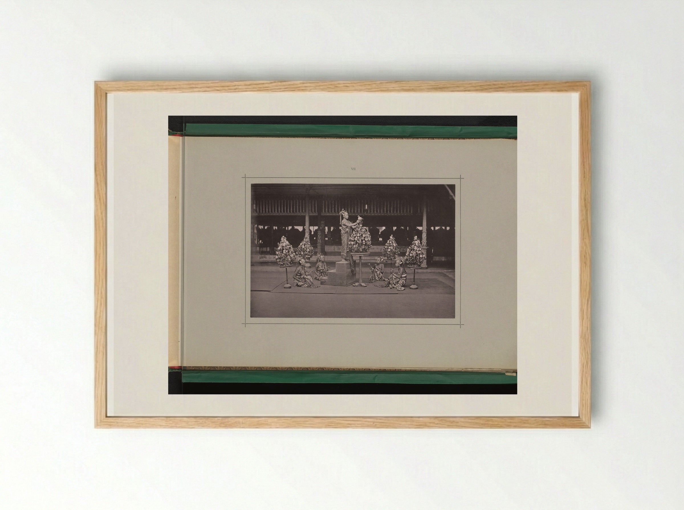 Vijf jonge vrouwen voeren een toneelstuk op in de Kraton Ngayogyakarta Hadiningrat - Kassian Céphas - Framed Print Wood