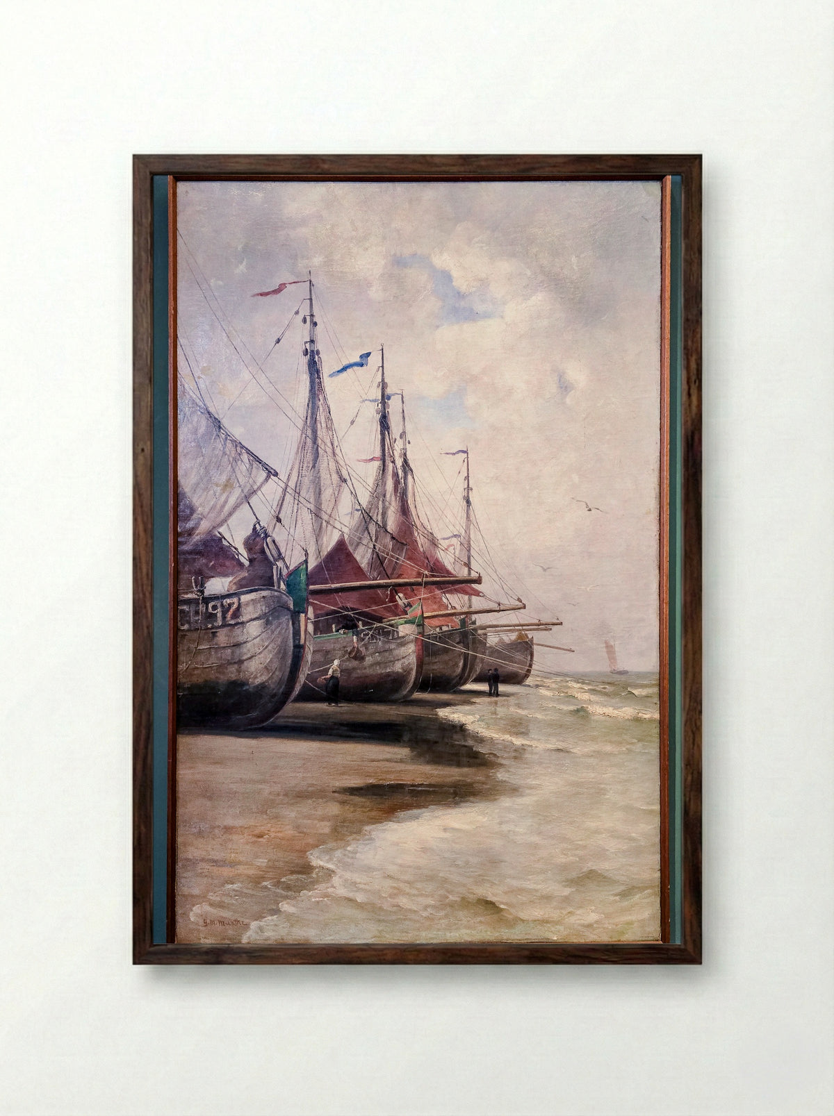 Vissersboot op het strand met gereefd zeil - Gerhard Morgenstjerne Munthe - Framed Print Dark Wood