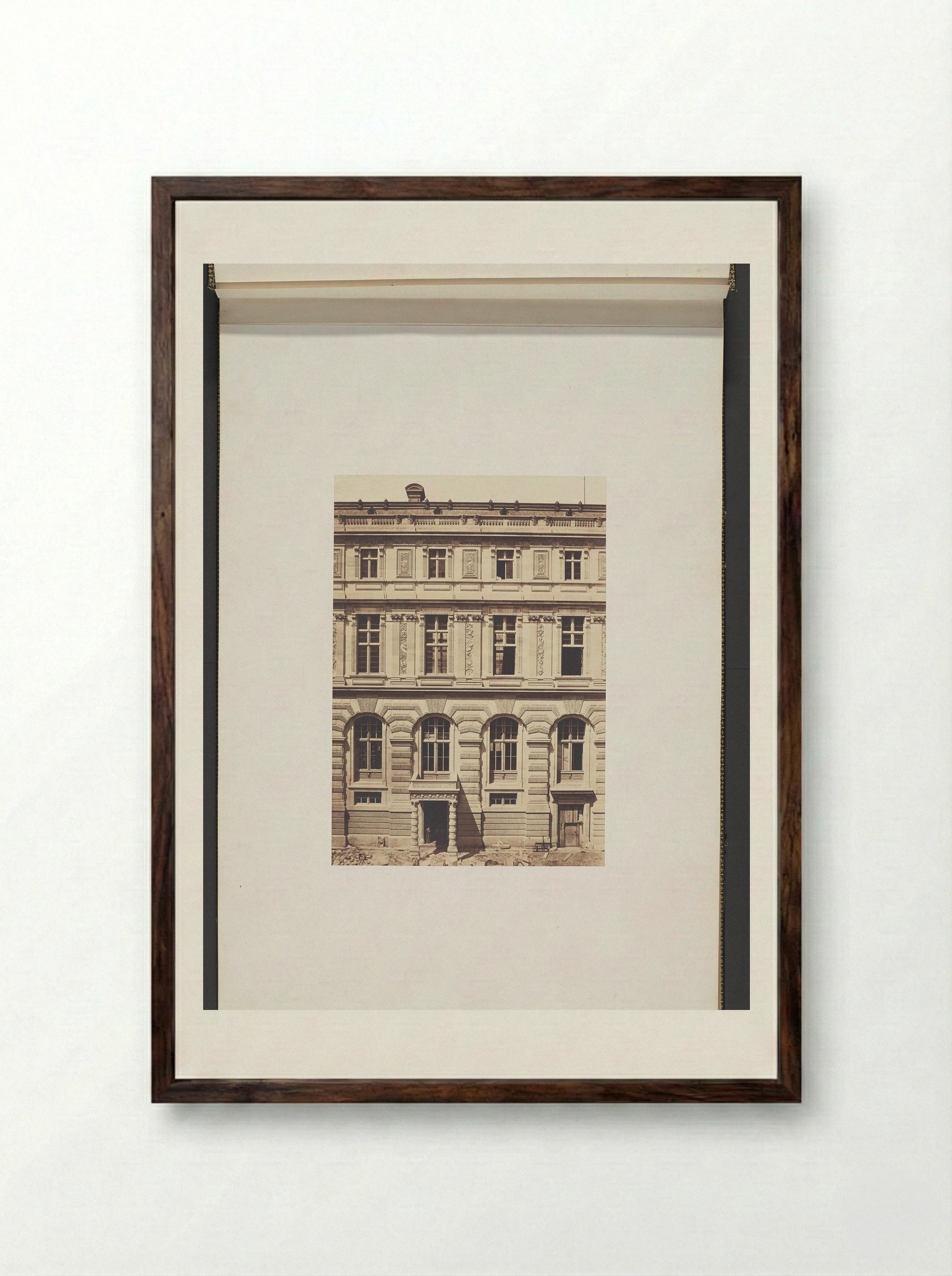 Voorgevel en ingang aan de Cour Lefuel van het Palais du Louvre - Édouard Denis Baldus - Framed Print Dark Wood