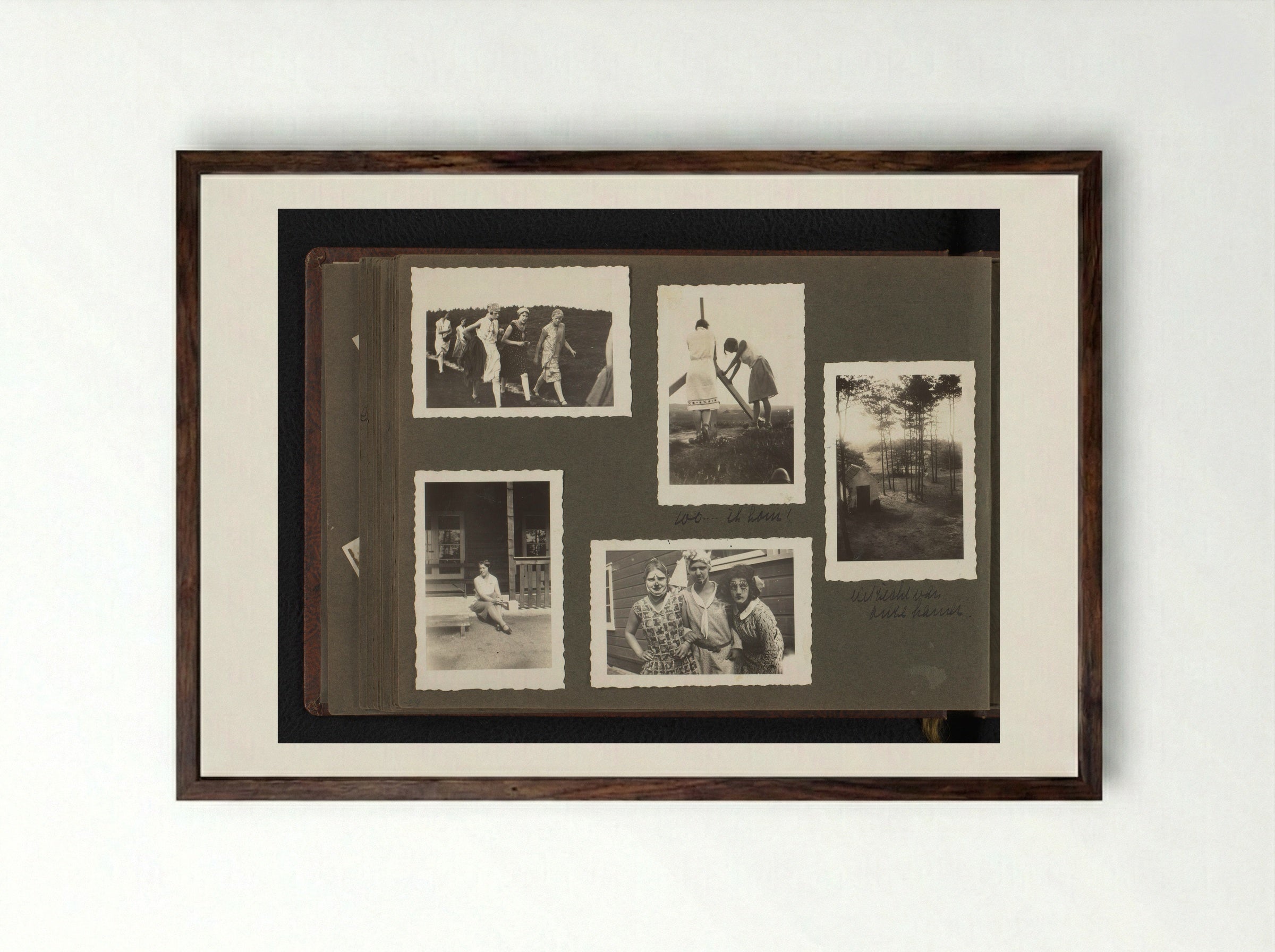 Vriendinnen van Eva Boelen tijdens een zomerkamp - Eva Charlotte Pennink-Boelen - Framed Print Dark Wood