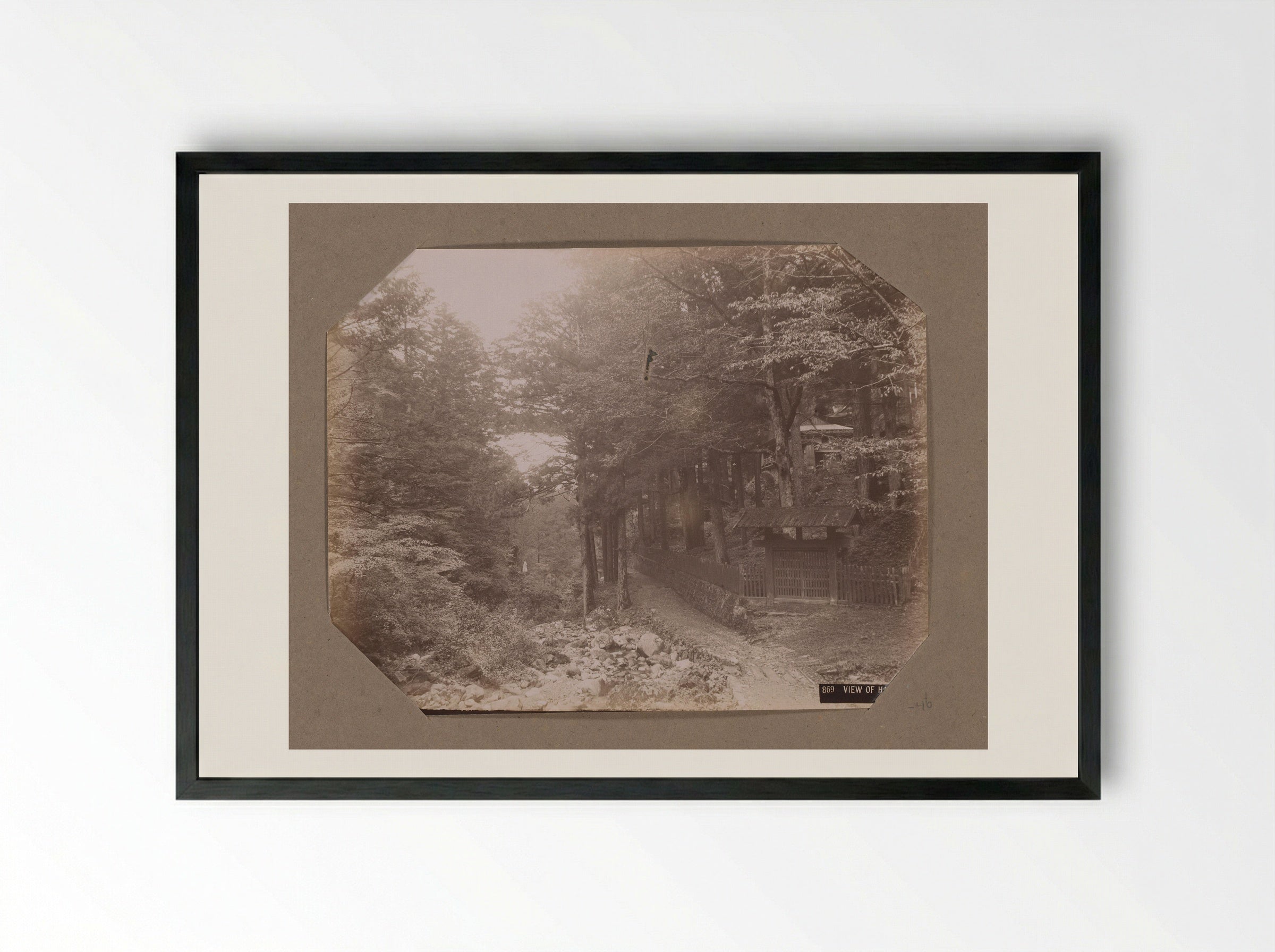 Weg in het bos bij Haruna, Japan - Kusakabe Kimbei - Framed Print Black