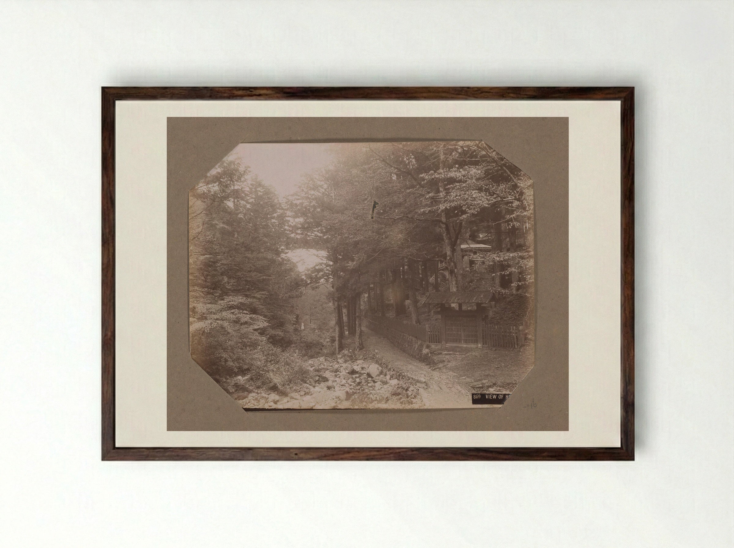 Weg in het bos bij Haruna, Japan - Kusakabe Kimbei - Framed Print Dark Wood