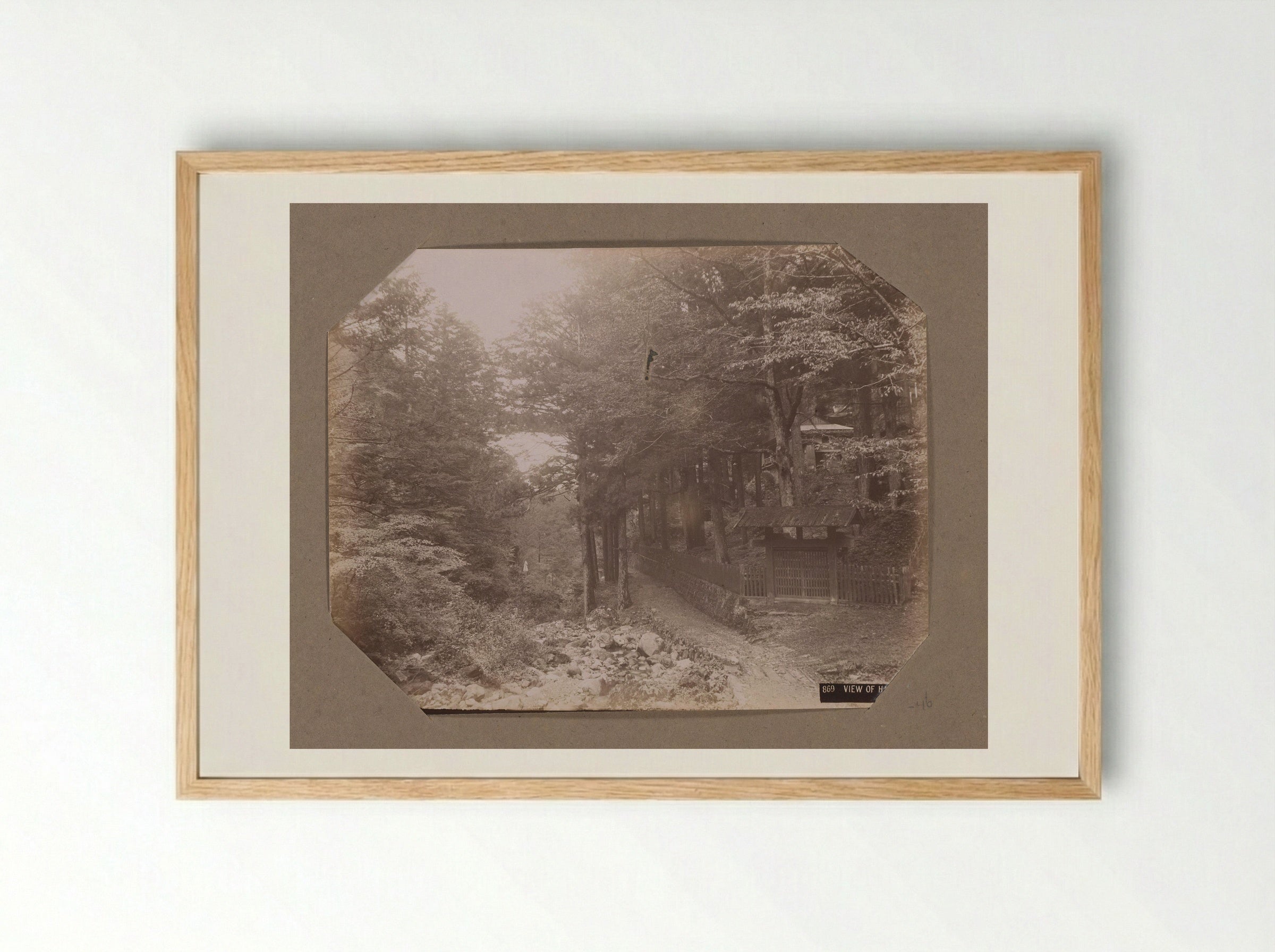 Weg in het bos bij Haruna, Japan - Kusakabe Kimbei - Framed Print Wood