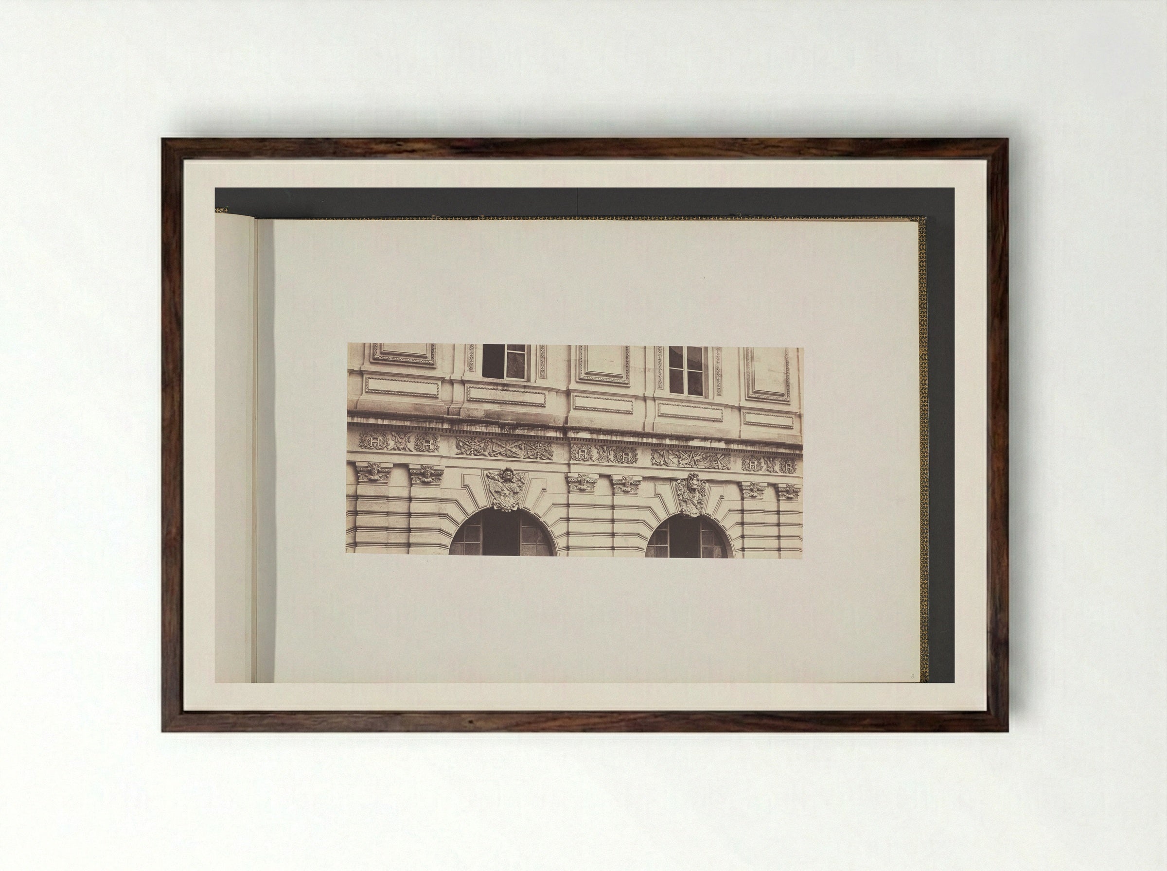 Westgevel aan de Cour Visconti van het Palais du Louvre - Édouard Denis Baldus - Framed Print Dark Wood