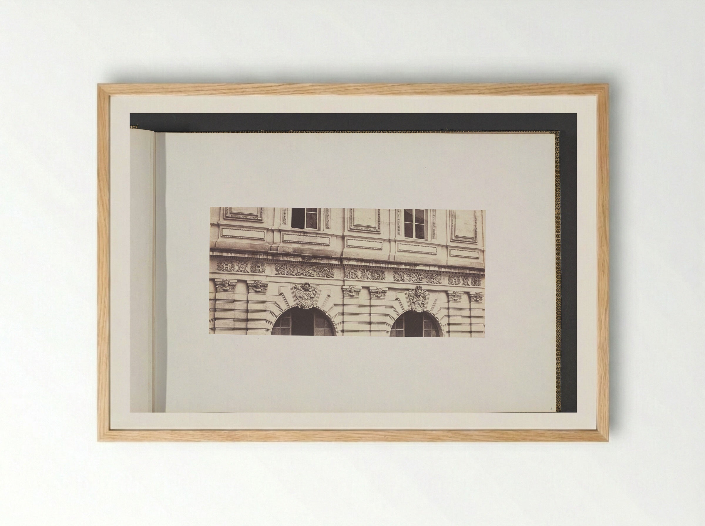 Westgevel aan de Cour Visconti van het Palais du Louvre - Édouard Denis Baldus - Framed Print Wood