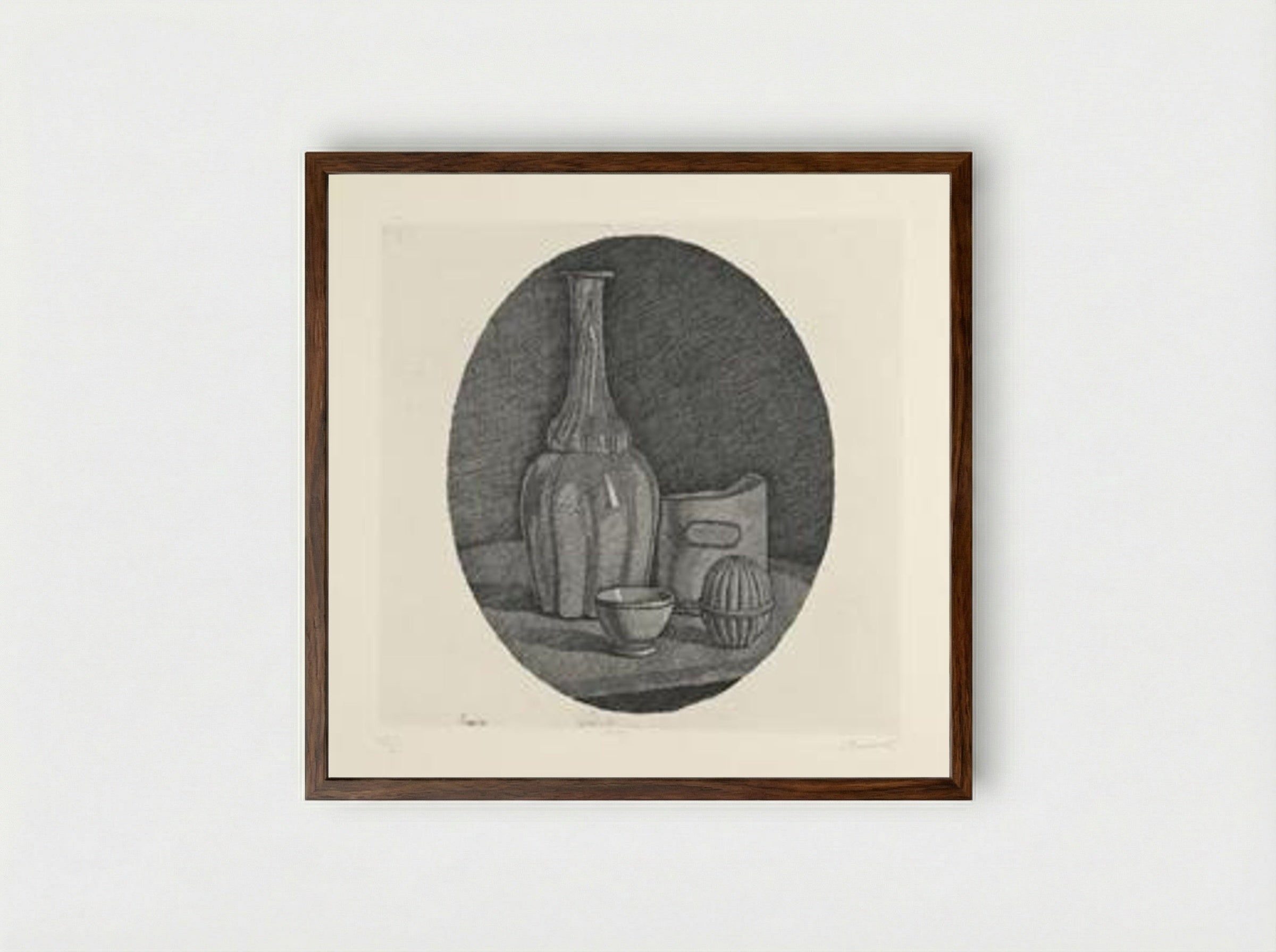 Grande natura morta circolare con bottiglia e tre oggetti - Giorgio Morandi - Framed Print Dark Wood