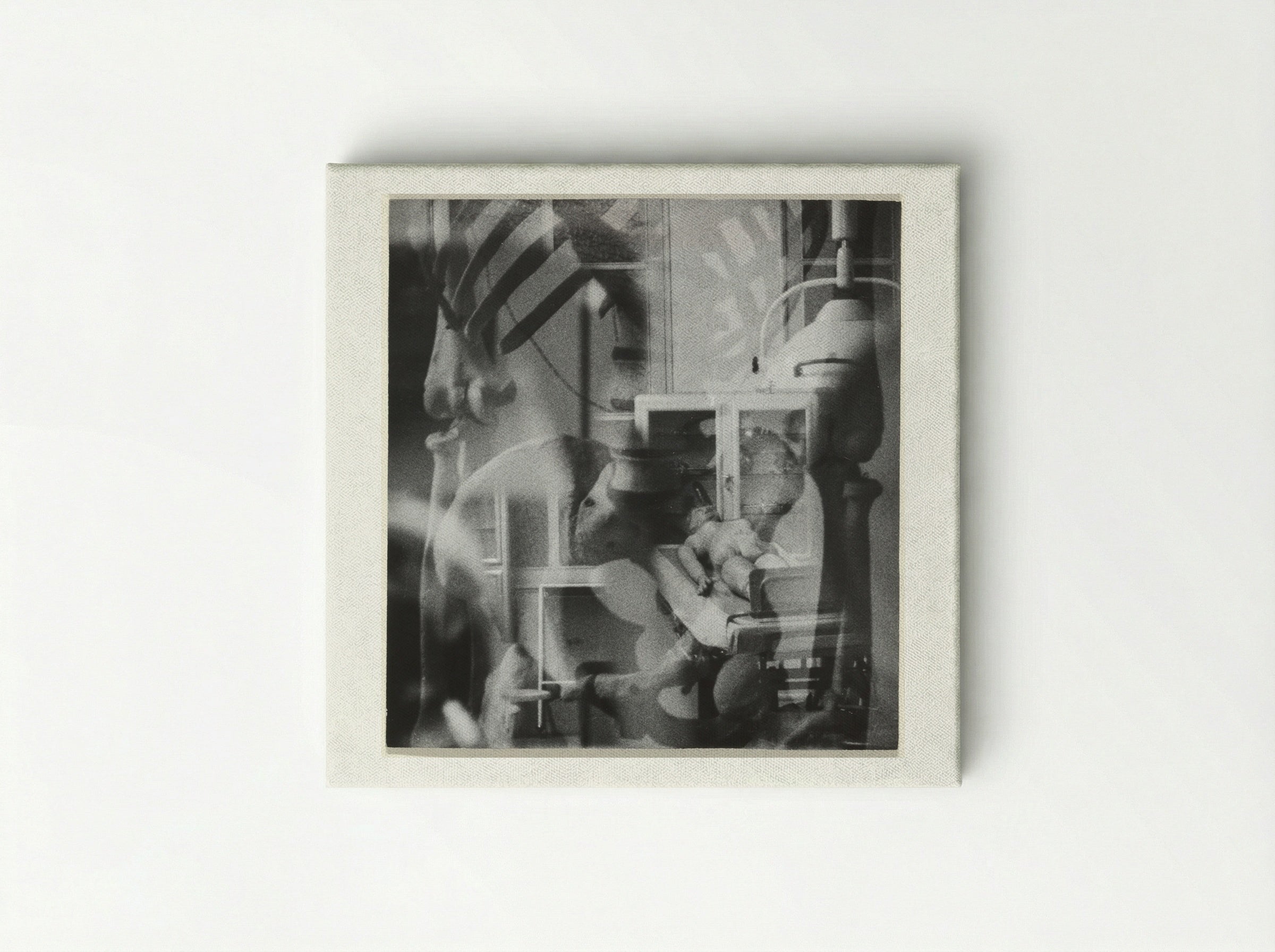 Fragment van een menselijk skelet, pop in een ziekenhuisbed - Sanne Sannes - Canvas