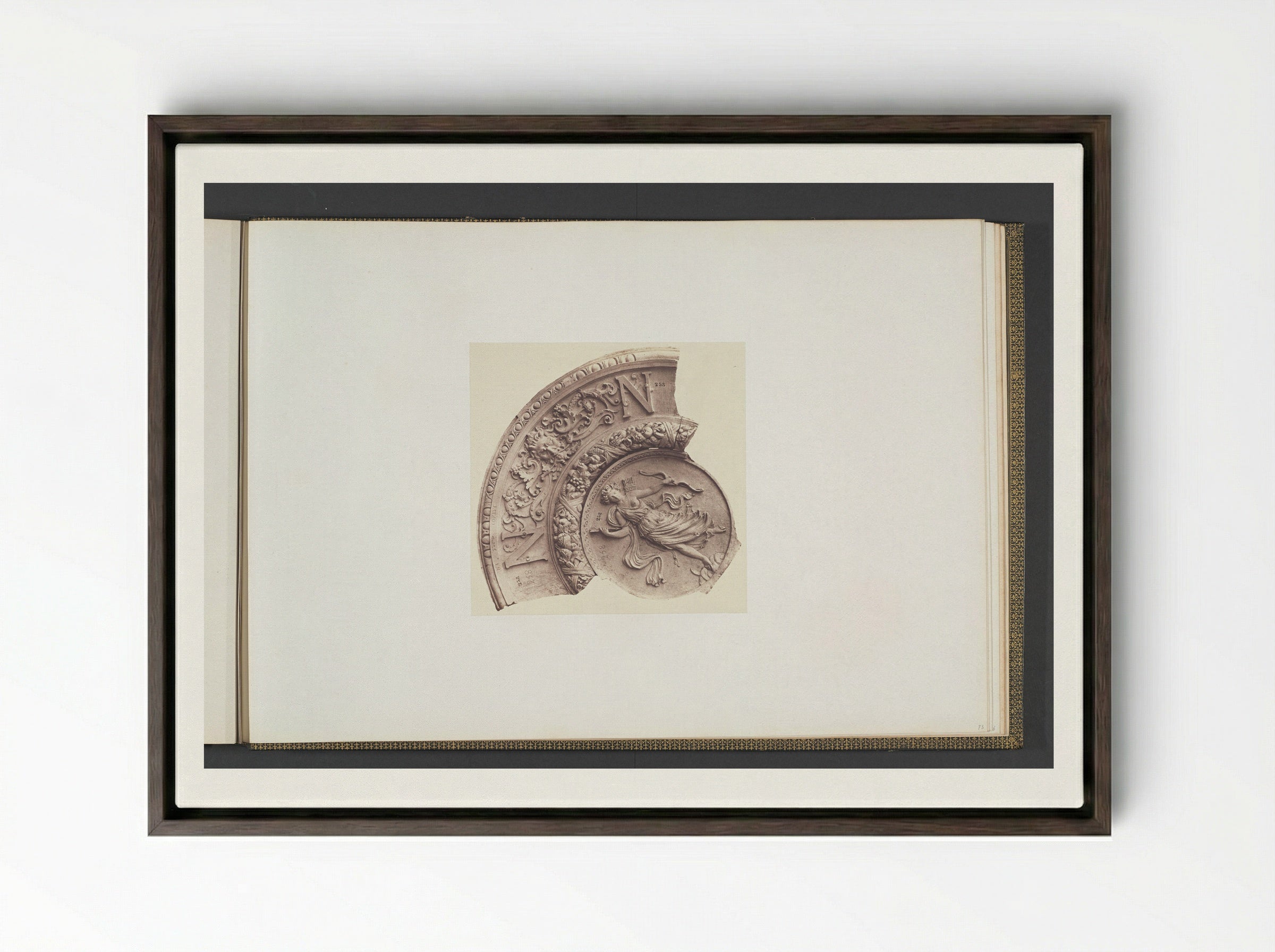 Gipsmodellen voor een gewelfversiering van het Palais du Louvre door Victor Corbel - Édouard Denis Baldus - Framed Canvas Dark Wood