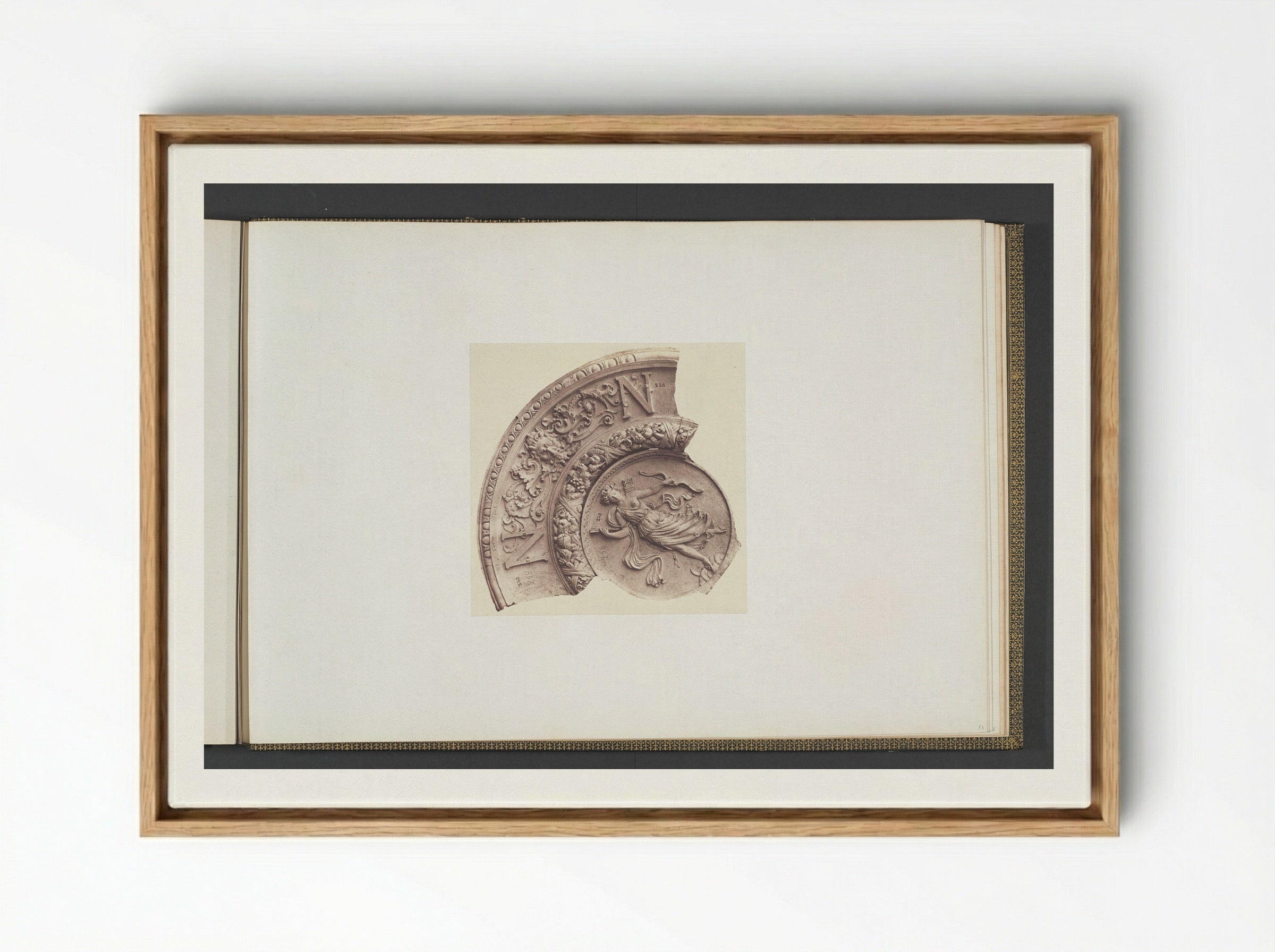 Gipsmodellen voor een gewelfversiering van het Palais du Louvre door Victor Corbel - Édouard Denis Baldus - Framed Canvas Wood