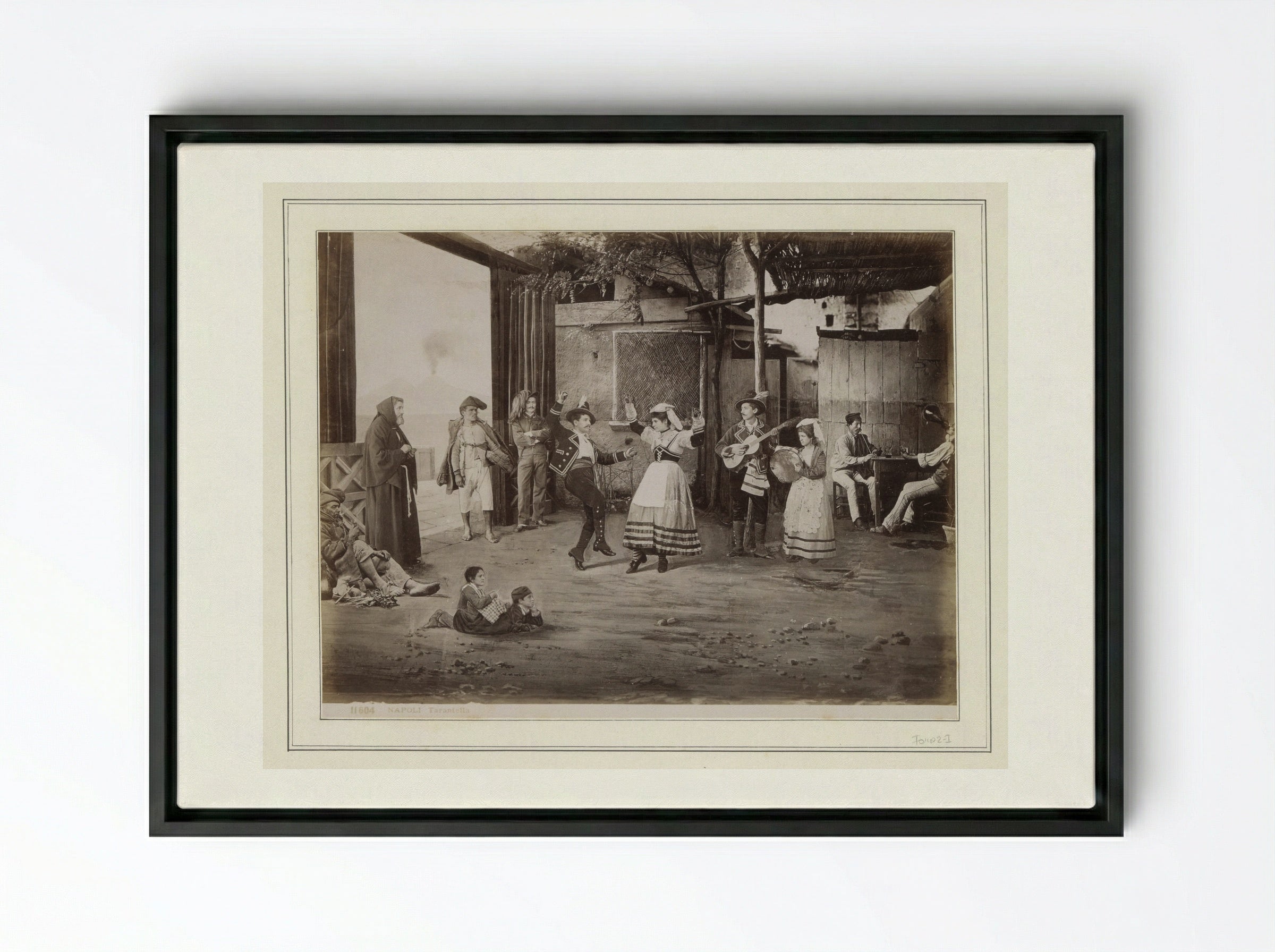 Man en vrouw dansen de tarantella gadegeslagen door Italiaanse volkstypen - Giorgio Sommer - Framed Canvas Black