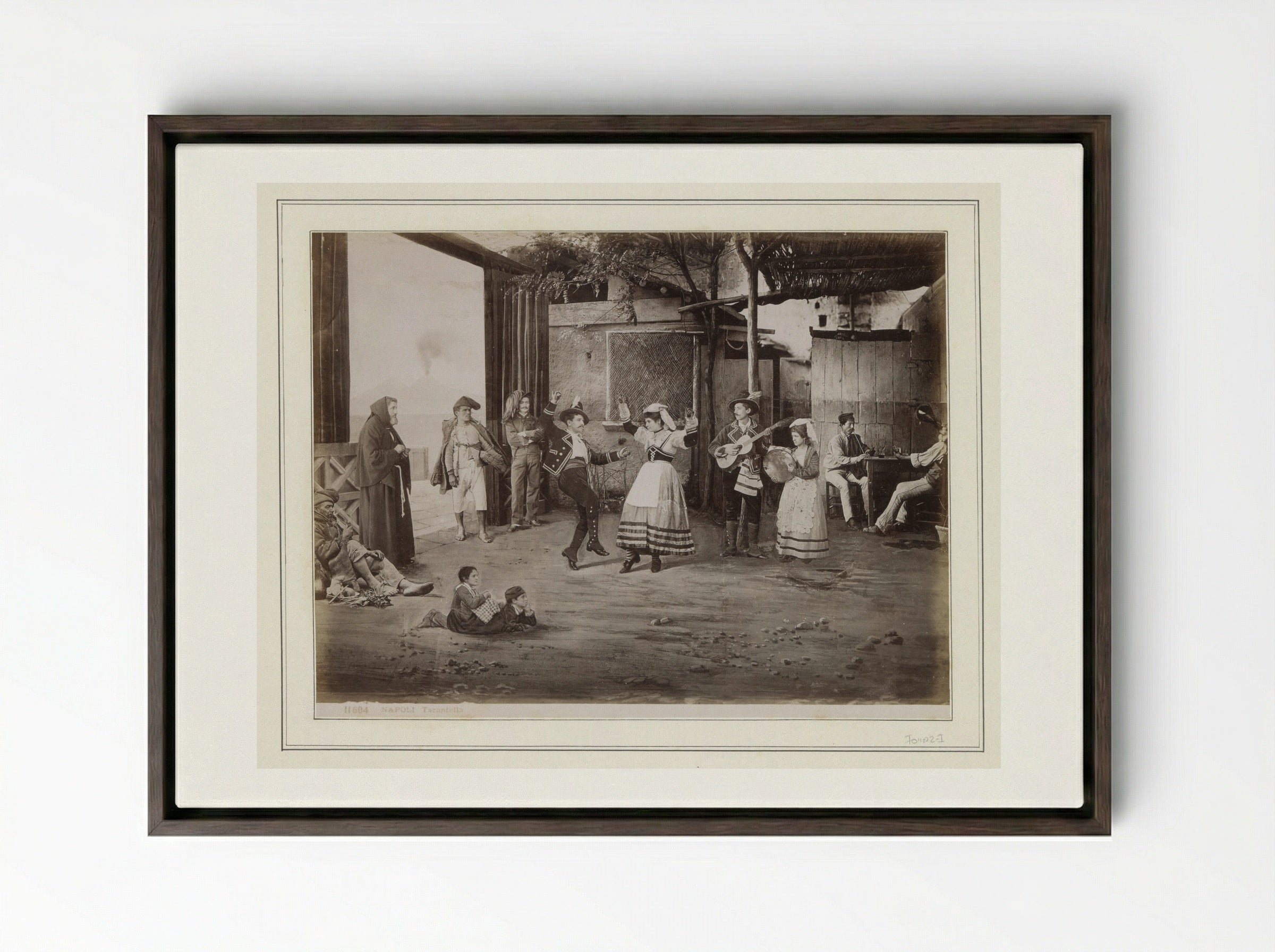 Man en vrouw dansen de tarantella gadegeslagen door Italiaanse volkstypen - Giorgio Sommer - Framed Canvas Dark Wood