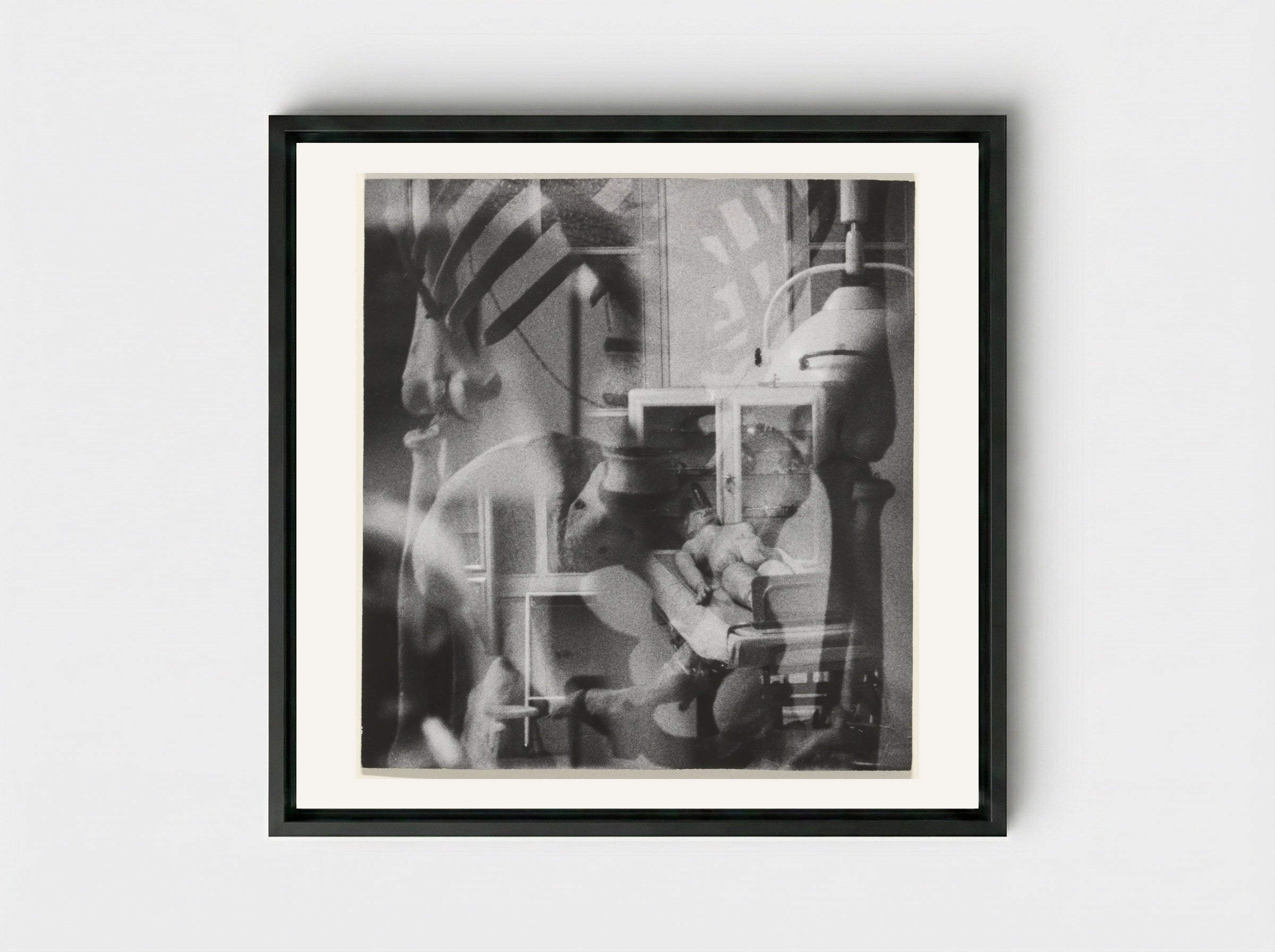 Fragment van een menselijk skelet, pop in een ziekenhuisbed - Sanne Sannes - Framed Canvas Black