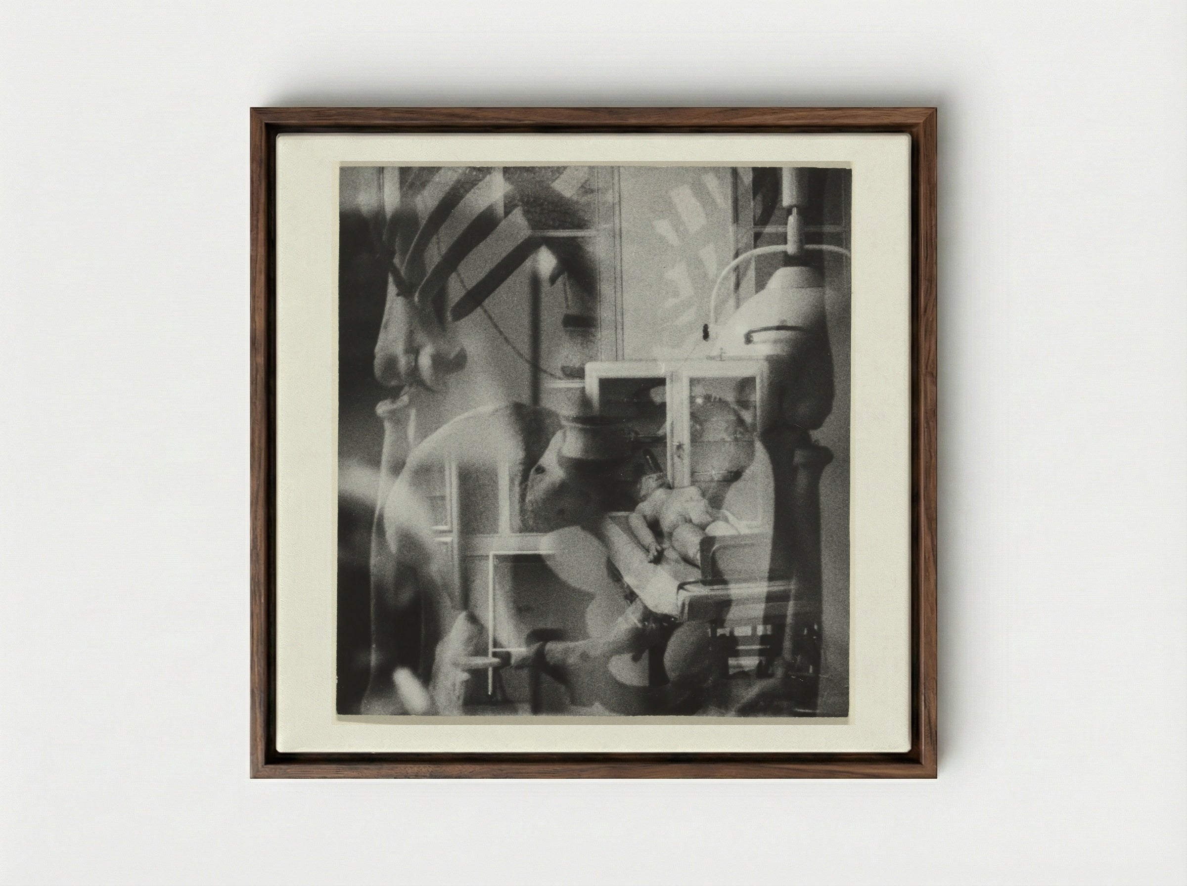 Fragment van een menselijk skelet, pop in een ziekenhuisbed - Sanne Sannes - Framed Canvas Dark Wood