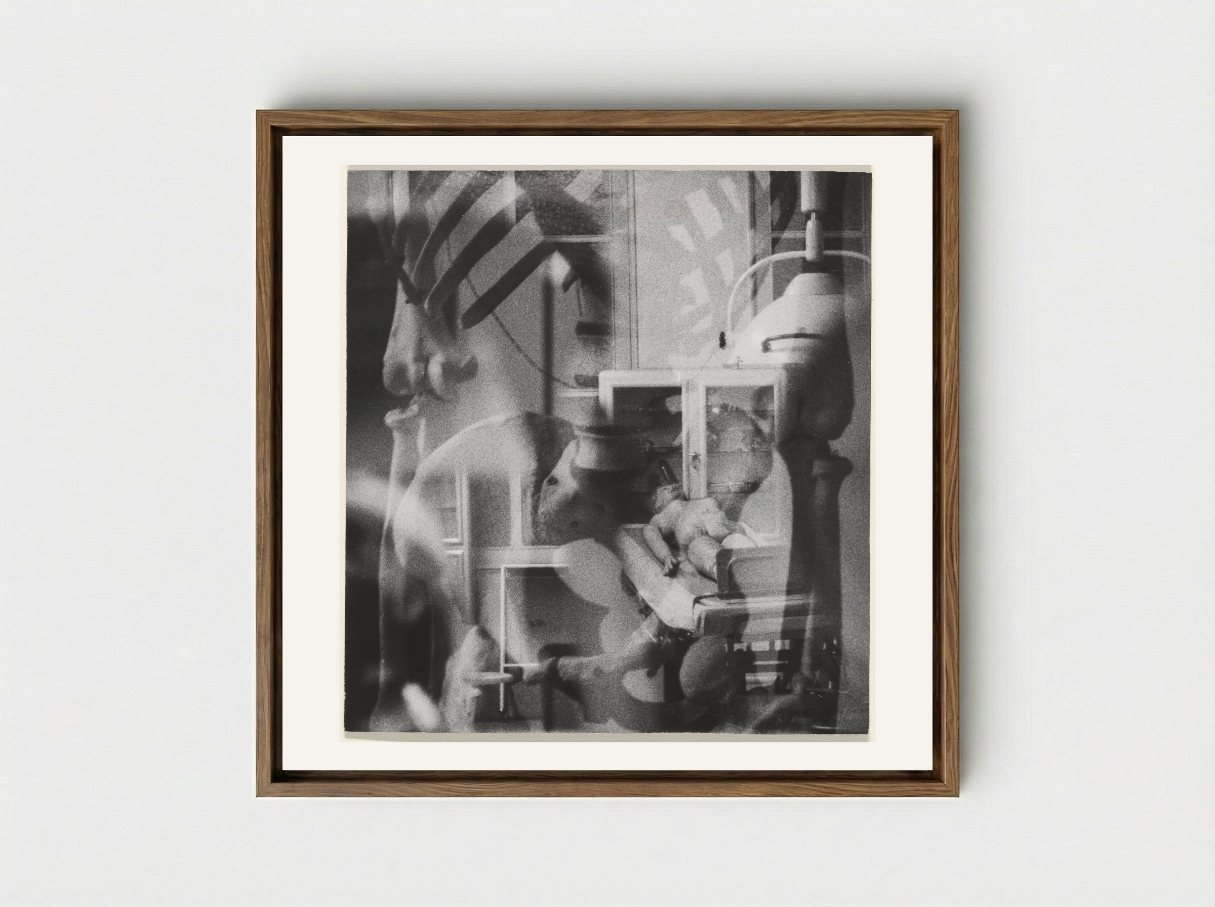 Fragment van een menselijk skelet, pop in een ziekenhuisbed - Sanne Sannes - Framed Canvas Wood