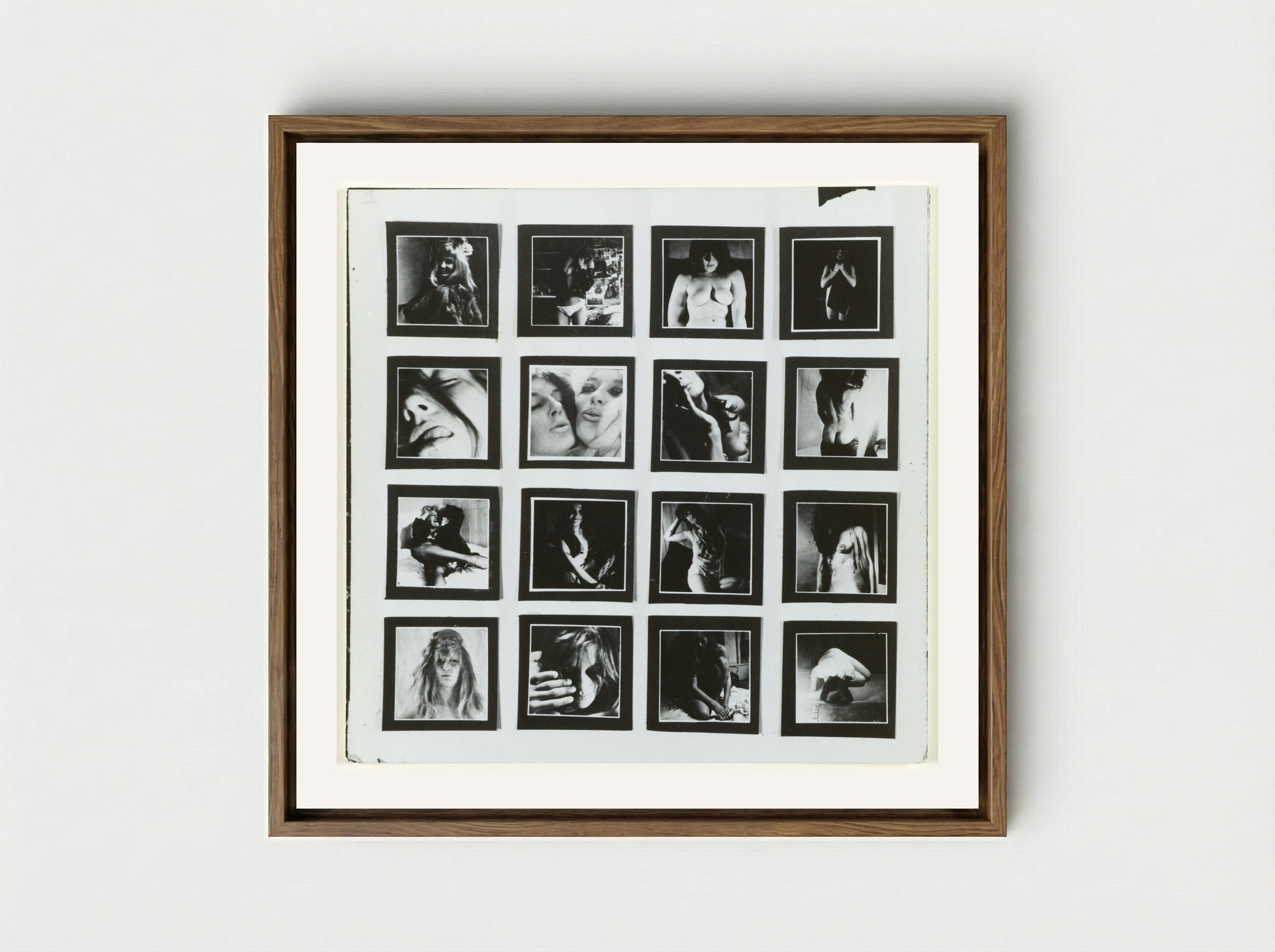 Een wit stuk karton waarop zestien kleine fotootjes van naakte vrouwen - Sanne Sannes - Framed Canvas Wood