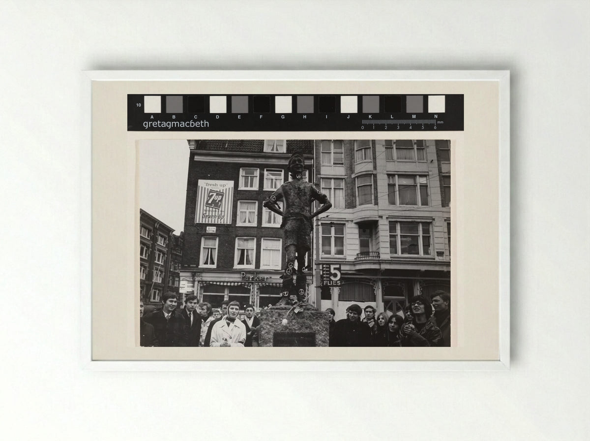 Demonstratie bij het Lieverdje op het Spui in Amsterdam - Cor Jaring - Framed Print White