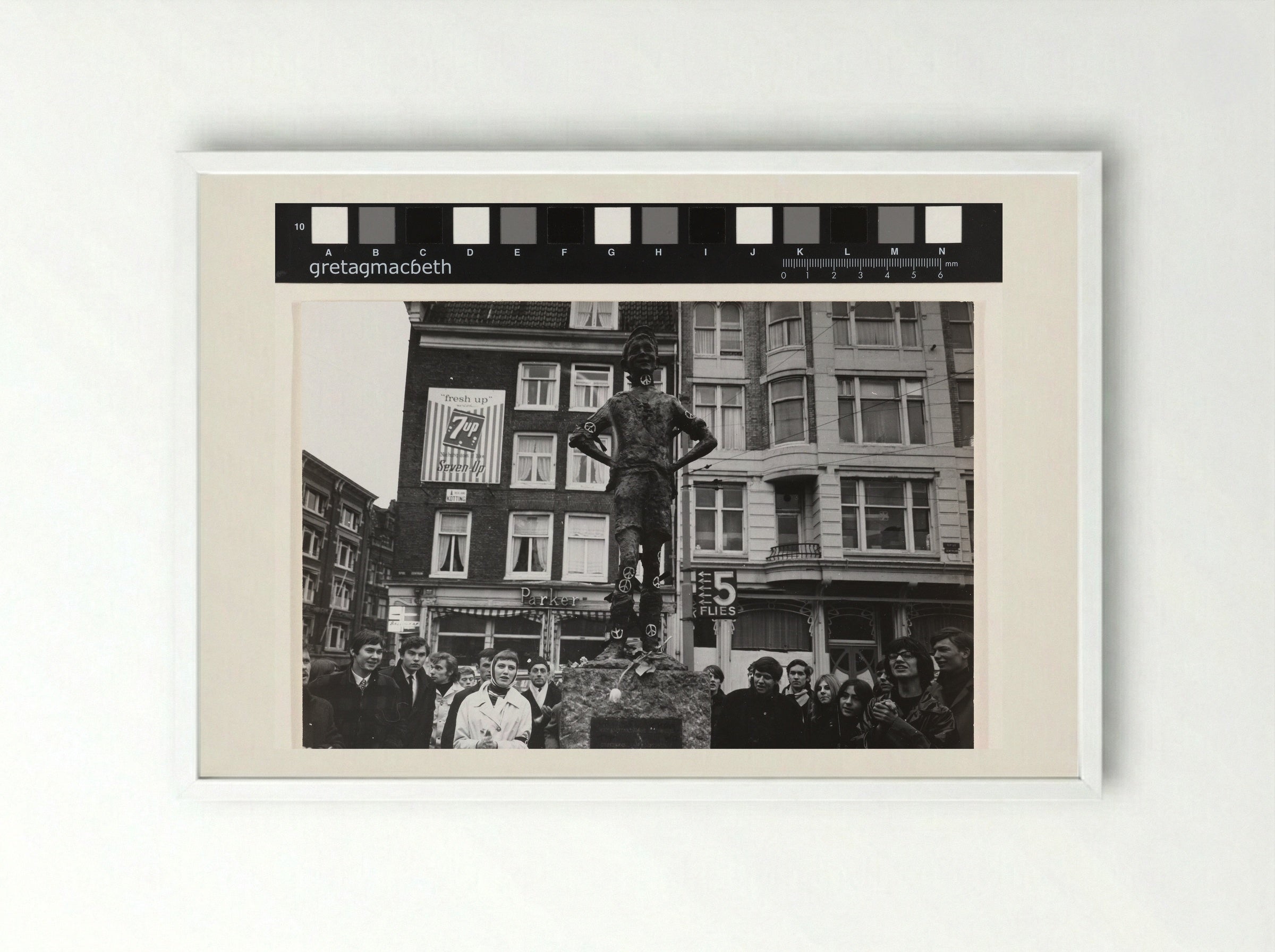 Demonstratie bij het Lieverdje op het Spui in Amsterdam - Cor Jaring - Framed Print White