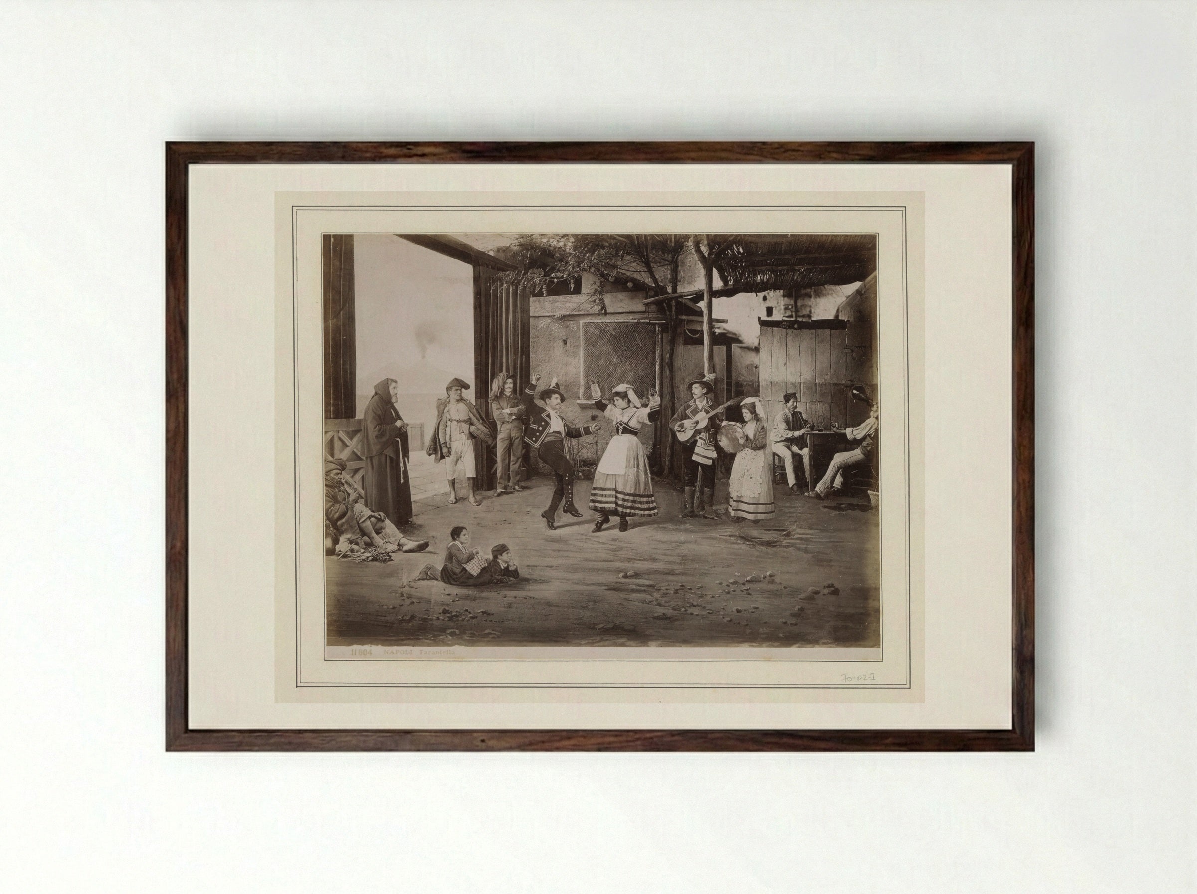 Man en vrouw dansen de tarantella gadegeslagen door Italiaanse volkstypen - Giorgio Sommer - Framed Print Dark Wood