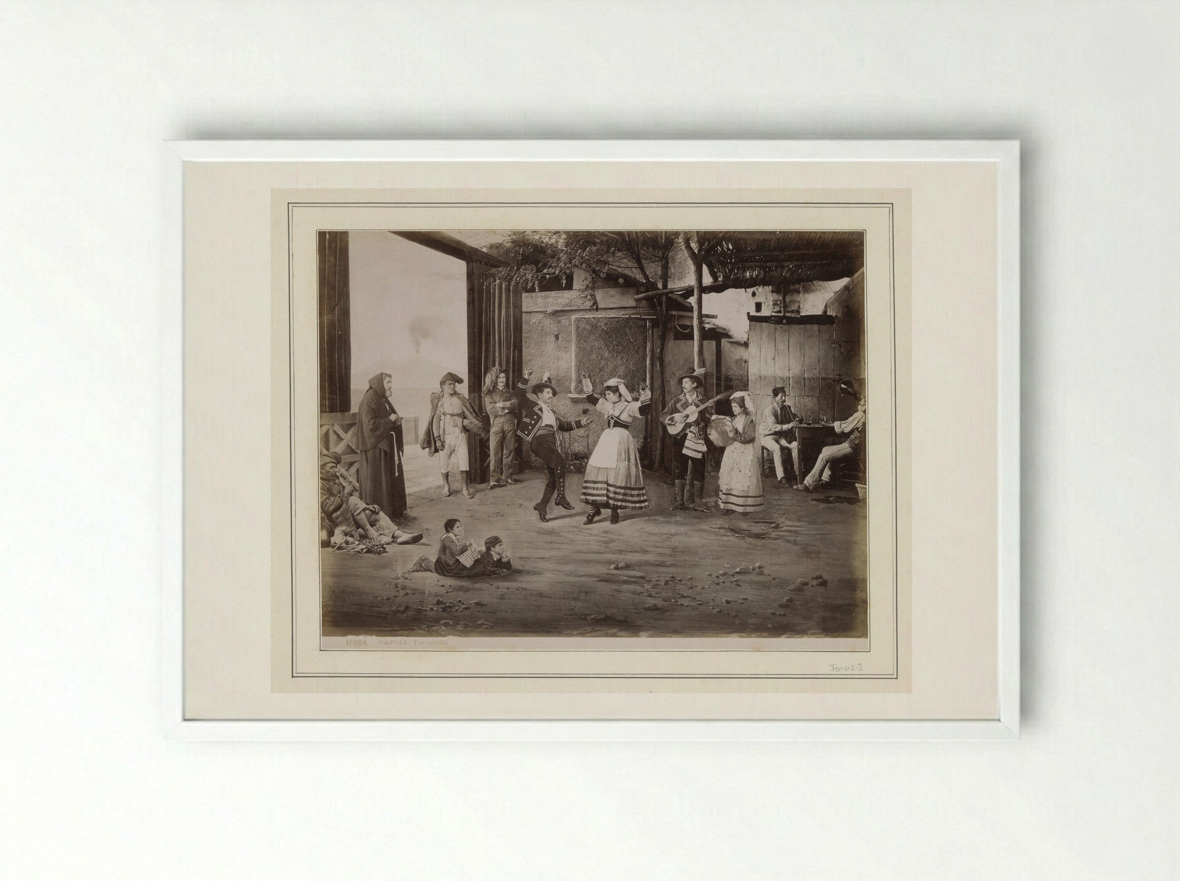 Man en vrouw dansen de tarantella gadegeslagen door Italiaanse volkstypen - Giorgio Sommer - Framed Print White
