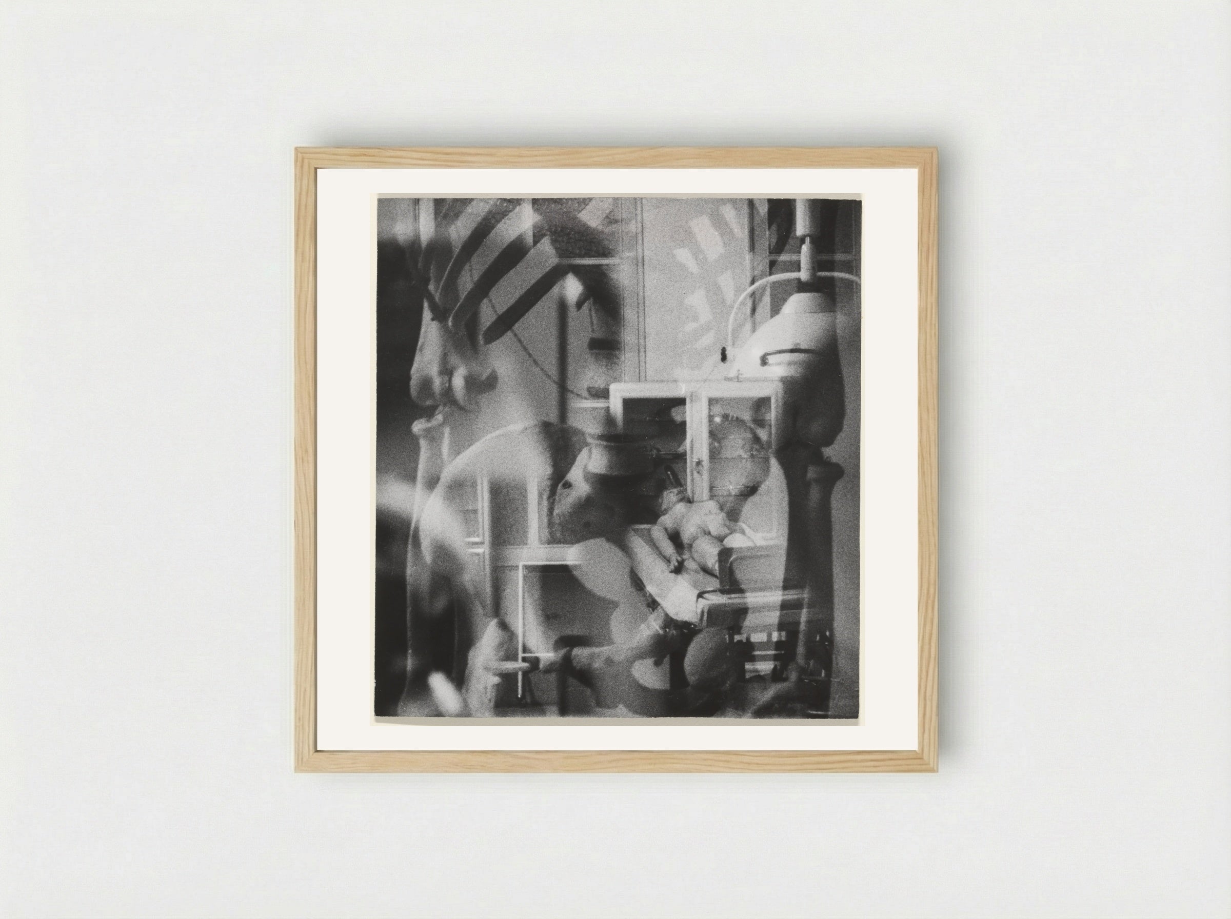Fragment van een menselijk skelet, pop in een ziekenhuisbed - Sanne Sannes - Framed Print Wood