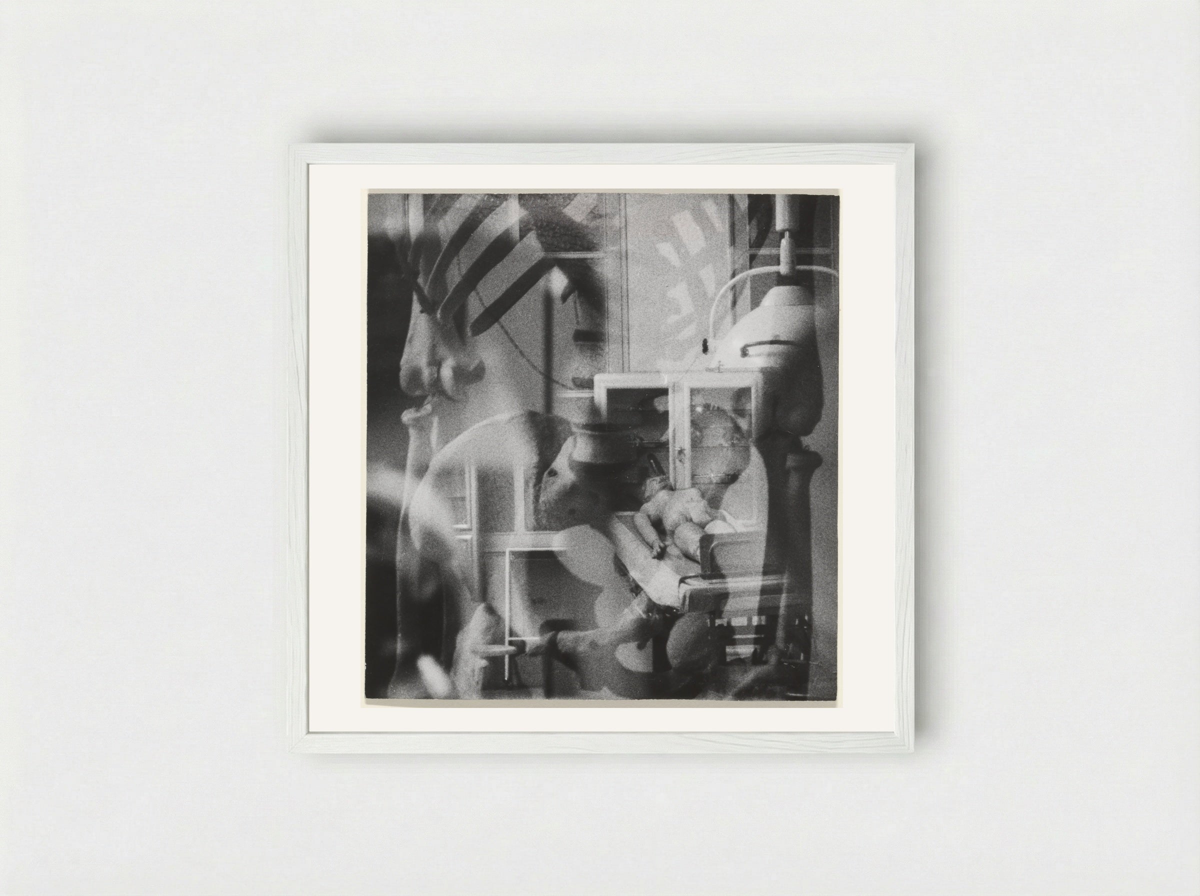 Fragment van een menselijk skelet, pop in een ziekenhuisbed - Sanne Sannes - Framed Print White