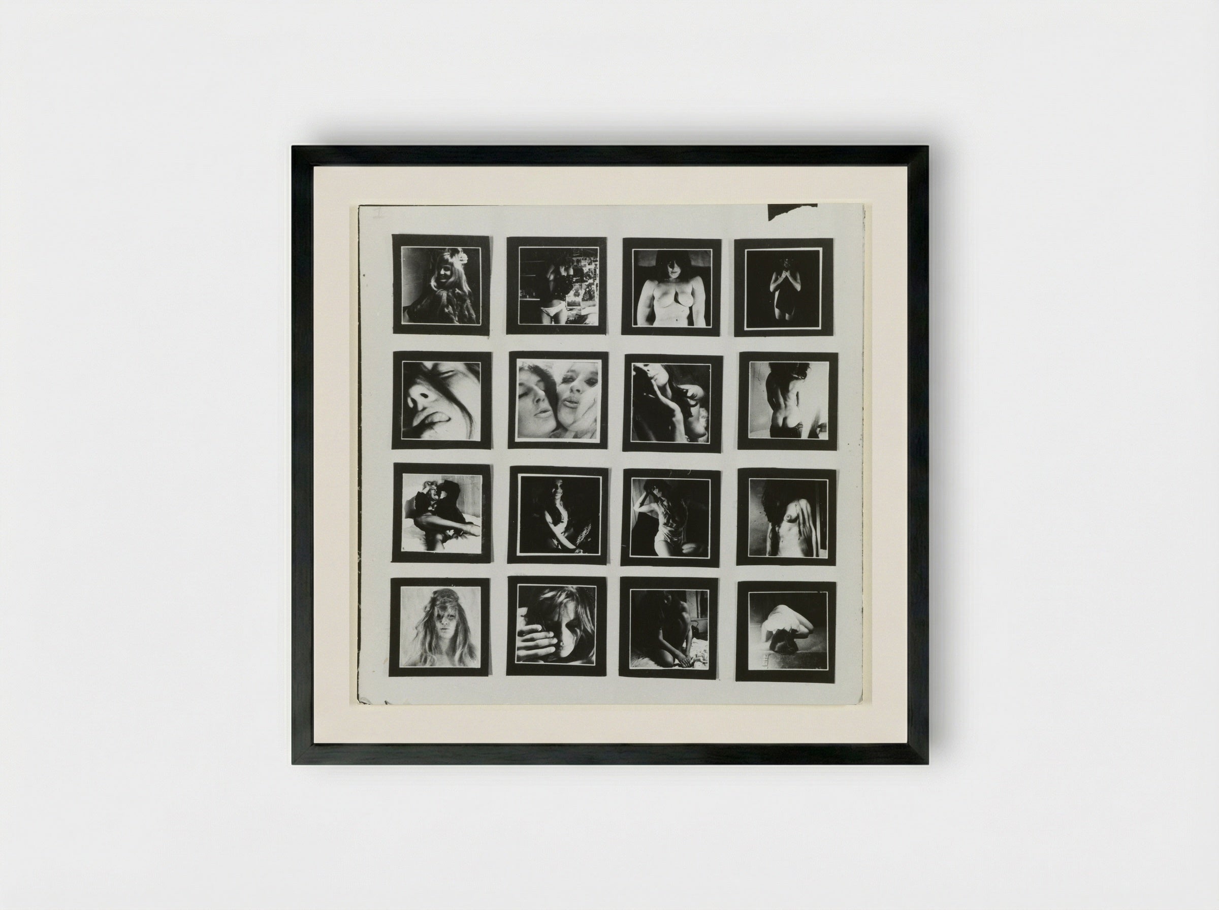 Een wit stuk karton waarop zestien kleine fotootjes van naakte vrouwen - Sanne Sannes - Framed Print Black