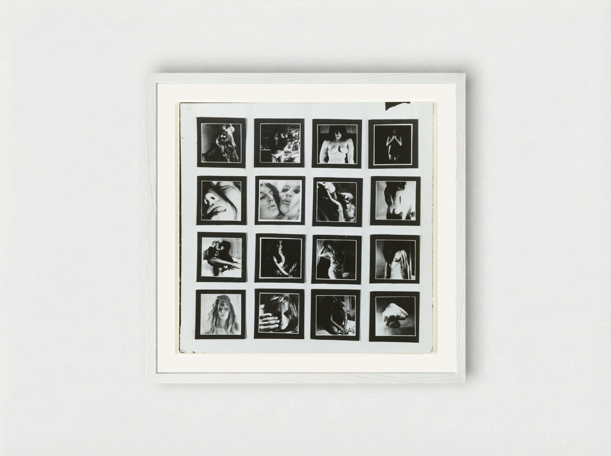 Een wit stuk karton waarop zestien kleine fotootjes van naakte vrouwen - Sanne Sannes - Framed Print White